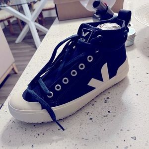 NWT VEJA Nova Canvas High-Top Sneaker